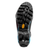 La imagen muestra la suela de una bota de montaña La Sportiva Aequilibrium ST GTX Mujer, que presenta un dibujo resistente para una mejor tracción. Principalmente negra con detalles en azul, incluye un logotipo amarillo cerca del centro, diseñado para ofrecer un agarre confiable y estilo para mujeres aventureras.