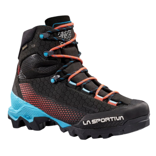 La zapatilla de montaña La Sportiva Aequilibrium ST GTX para mujer es una elegante bota de senderismo en color negro y azul con cordones en rojo y turquesa. Su suela texturizada garantiza el agarre en terrenos difíciles y el nombre de la marca se muestra de forma destacada en el lateral, lo que la hace ideal para caminatas desafiantes.