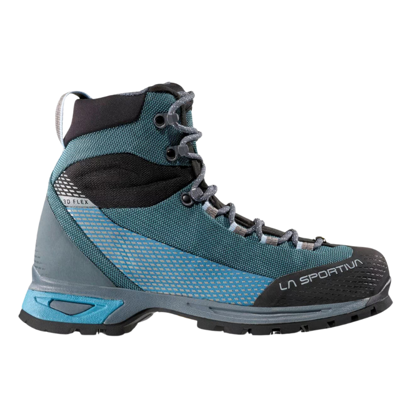 La Sportiva Trango Trk GTX Mujer es una bota de trekking de caña alta en verde azulado y negro con detalles en azul, suela resistente y diseño con cordones. El logotipo de "La Sportiva" se muestra de forma destacada en el lateral.