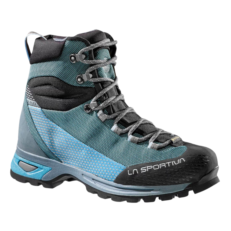 La Sportiva Trango Trk GTX Mujer, una zapatilla de trekking en verde azulado y gris con detalles en negro, suela resistente y cordones grises, ofrece durabilidad y soporte para las aventuras. La marca "La Sportiva" está perfectamente marcada en el lateral, lo que garantiza la confiabilidad en cualquier terreno.