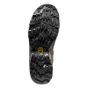La imagen muestra la suela de una zapatilla de trekking La Sportiva Ultra Raptor II Mid GTX Mujer, que cuenta con un dibujo de banda de rodadura resistente y multidireccional para una mejor tracción. Un pequeño logotipo cerca del centro enfatiza su durabilidad y adaptabilidad a diversos terrenos.
