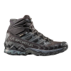 La bota de trekking La Sportiva Ultra Raptor II Mid GTX para mujer en negro y gris presenta una suela resistente, cordones en la parte delantera y un soporte alto en el tobillo. Perfecta para aventuras al aire libre, esta bota de trekking presenta costuras detalladas y una marca en el lateral.