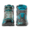 Descubra las zapatillas de trekking para mujer La Sportiva Ultra Raptor II Mid GTX en verde azulado y gris. Con suelas texturizadas, cordones coloridos y patrones de dibujo únicos, estas botas se presentan con una vista frontal y una posterior para resaltar su diseño.