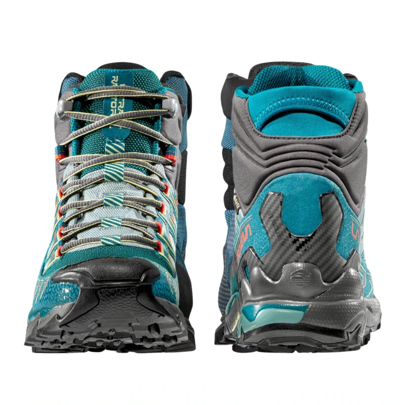 Descubra las zapatillas de trekking para mujer La Sportiva Ultra Raptor II Mid GTX en verde azulado y gris. Con suelas texturizadas, cordones coloridos y patrones de dibujo únicos, estas botas se presentan con una vista frontal y una posterior para resaltar su diseño.