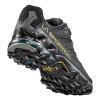 Descubre las zapatillas de montaña La Sportiva Ultra Raptor II Leather GTX, unas zapatillas de trail running en un resistente color negro y gris. Presentan una banda de rodadura agresiva para un agarre superior y la marca icónica en el lateral.