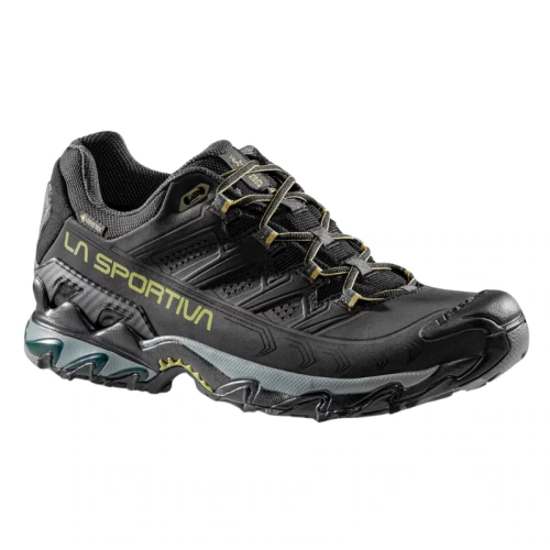 Zapatillas de senderismo La Sportiva Ultra Raptor II Leather GTX negras con diseño resistente y detalles en verde. Tiene una suela duradera con excelente agarre, perfecta para actividades al aire libre. El nombre de la marca se destaca en el lateral en un texto grande y en contraste, lo que hace que estas zapatillas de montaña sean únicas.