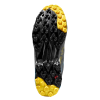 La suela negra y amarilla de La Sportiva Akyra presenta numerosos tacos con forma, marcas de marca y una combinación de patrones triangulares y hexagonales para brindar tracción y un excelente agarre en terrenos difíciles.