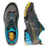 La zapatilla de montaña para correr La Sportiva Akyra presenta una vista superior de zapatillas de trail running negras con detalles en azul y amarillo. Los patrones intrincados y la marca en los costados complementan las suelas texturizadas diseñadas para brindar agarre.