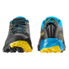 Las zapatillas para correr en montaña La Sportiva Akyra se muestran desde los ángulos frontal izquierdo y posterior derecho, con una base negra con detalles vibrantes en amarillo y azul, además de suelas texturizadas para un excelente agarre en terrenos accidentados.