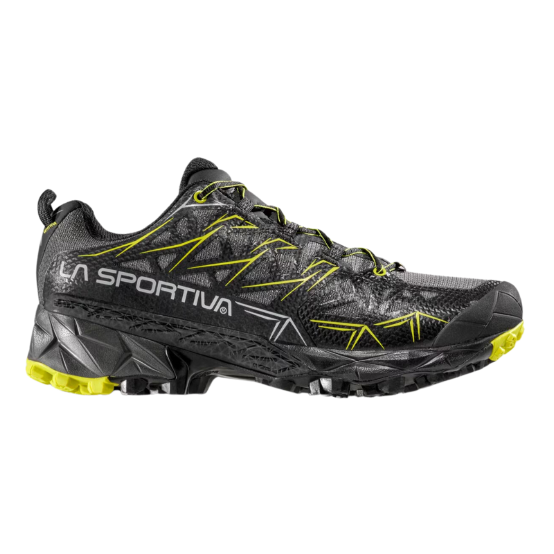 La Sportiva Akyra GTX es una zapatilla para trail running de color negro y gris con detalles en amarillo, banda de rodadura resistente y la llamativa marca "La Sportiva".