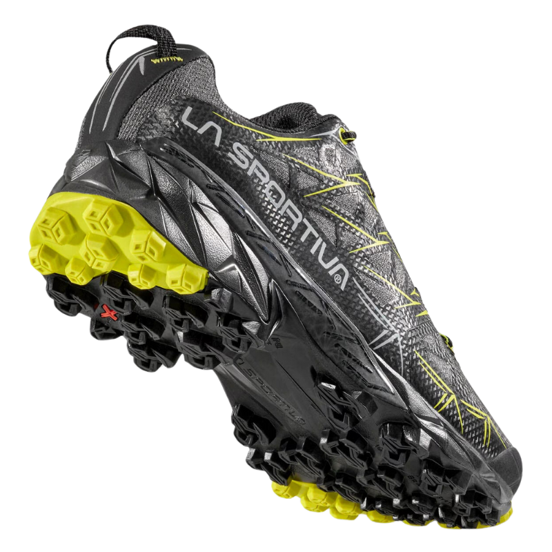 La zapatilla de aproximación La Sportiva Akyra GTX combina tracción resistente con estilo en un elegante diseño gris-negro-amarillo, ideal para correr en senderos y garantizar confianza en cualquier terreno.