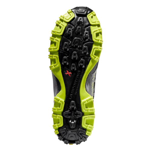 La imagen muestra la suela de una zapatilla para correr en montaña La Sportiva Bushido II, con una banda de rodadura negra y verde brillante con diversas formas de tacos para un mejor agarre y un logotipo central.
