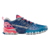 La Sportiva Bushido II Mujer es una vibrante zapatilla para trail running que presenta una parte superior de malla azul con detalles en rosa y gris, diseños geométricos, una puntera protectora, suela resistente y "La Sportiva" elegantemente exhibido en el costado.