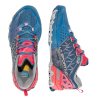 La Sportiva Bushido II Mujer presenta una combinación dinámica de azul, rojo y gris. La zapatilla izquierda se ve desde arriba y la derecha desde el costado. La marca "La Sportiva" en negrita y una banda de rodadura de diseño intrincado las hacen ideales para correr en senderos.
