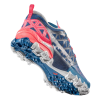 Descubre la Zapatilla de Mountain Running La Sportiva Bushido II Mujer con un diseño de malla azul y rosa, suela de goma multidireccional robusta para un agarre superior y una lengüeta de talón rosa para calzarlas fácilmente, resaltando su aspecto deportivo dinámico.
