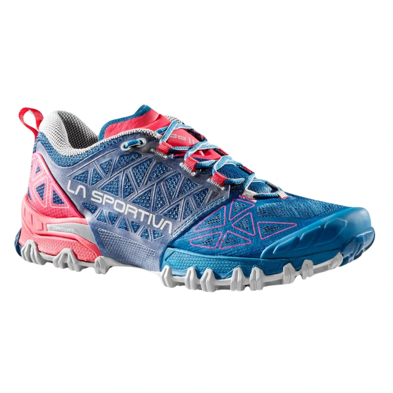 La Sportiva Bushido II Mujer presenta una combinación de colores azul y rosa, suelas resistentes, un patrón geométrico, la marca "La Sportiva" prominente en el costado, cordones azules y una lengüeta roja en el talón.