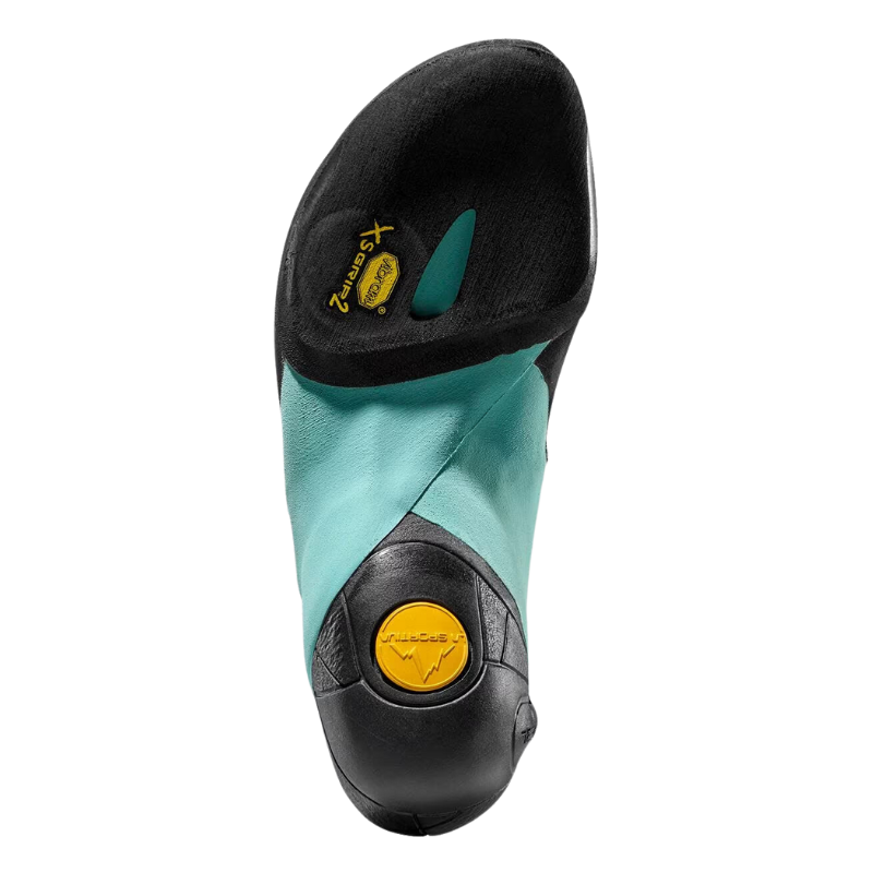 Un zapato de escalada vegano La Sportiva Skwama en verde azulado y negro, con un logotipo amarillo en la suela que se muestra desde abajo, presenta una punta redondeada y una curva descendente agresiva para una escalada de precisión.