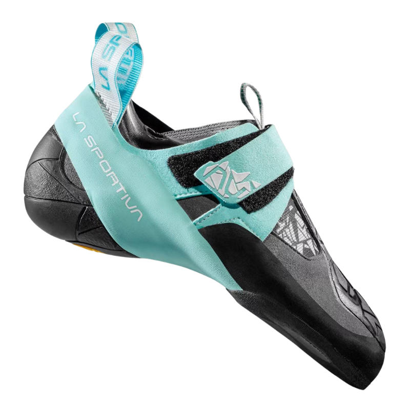 El zapato de escalada La Sportiva Skwama Vegan (copia) en color verde azulado y negro presenta un cierre de velcro, punta puntiaguda, suela texturizada para escalada de alto rendimiento y el logotipo "La Sportiva".