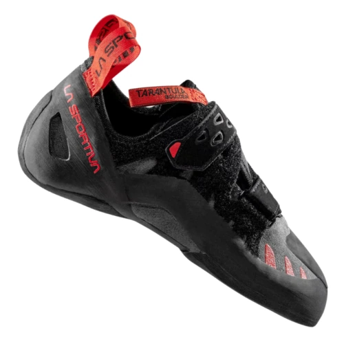 La zapatilla de escalada La Sportiva Tarantula Boulder, perfecta para practicar boulder, presenta un diseño en negro y rojo con una correa de velcro y suela de goma para un agarre y precisión superiores. Incluye la marca en el talón y una lengüeta trasera para un manejo fácil.