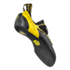 La zapatilla de escalada La Sportiva Katana es un zapato de escalada negro y amarillo con punta puntiaguda, gancho de talón distintivo y logotipo en la suela, diseñado para un mejor agarre y rendimiento.