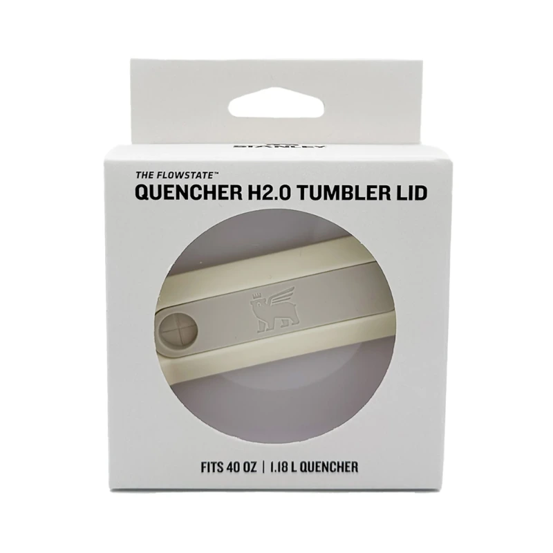 Una caja blanca con un corte circular muestra una tapa para vaso Quencher H2.0 color canela, complementada con el versátil paquete de 4 bombillas Stanley Flip Straw. El empaque indica que se adapta a un vaso de 40 oz y presenta un texto mínimo, lo que resalta su elegante diseño y funcionalidad.