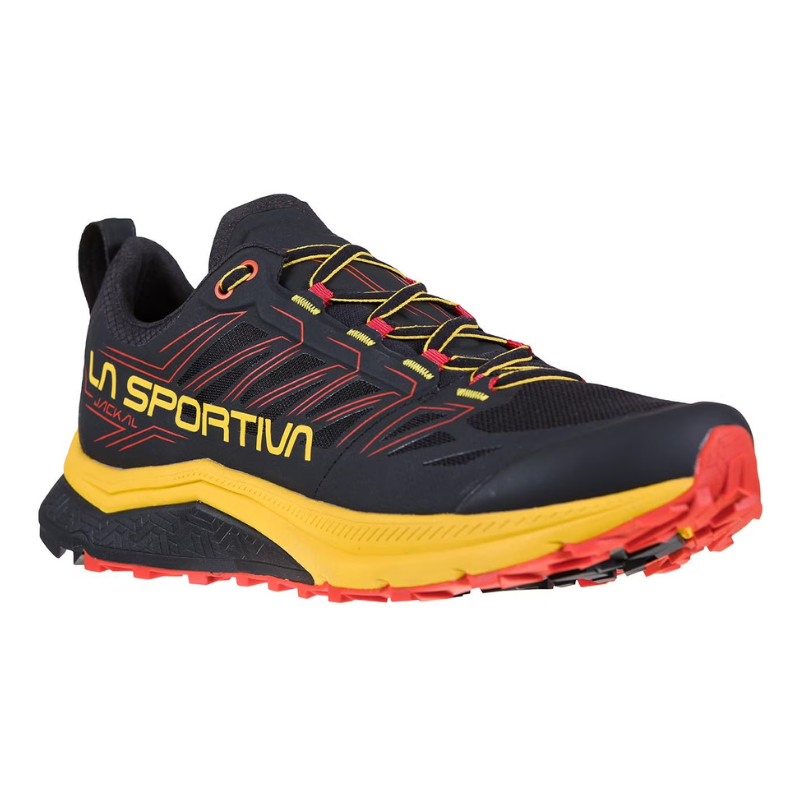Descubre La Sportiva Jackal, una zapatilla de running de montaña negra y amarilla con detalles y logotipo en rojo. Cuenta con una suela texturizada para un agarre óptimo y cordones en rojo y amarillo vibrantes, ideales para terrenos aventureros.
