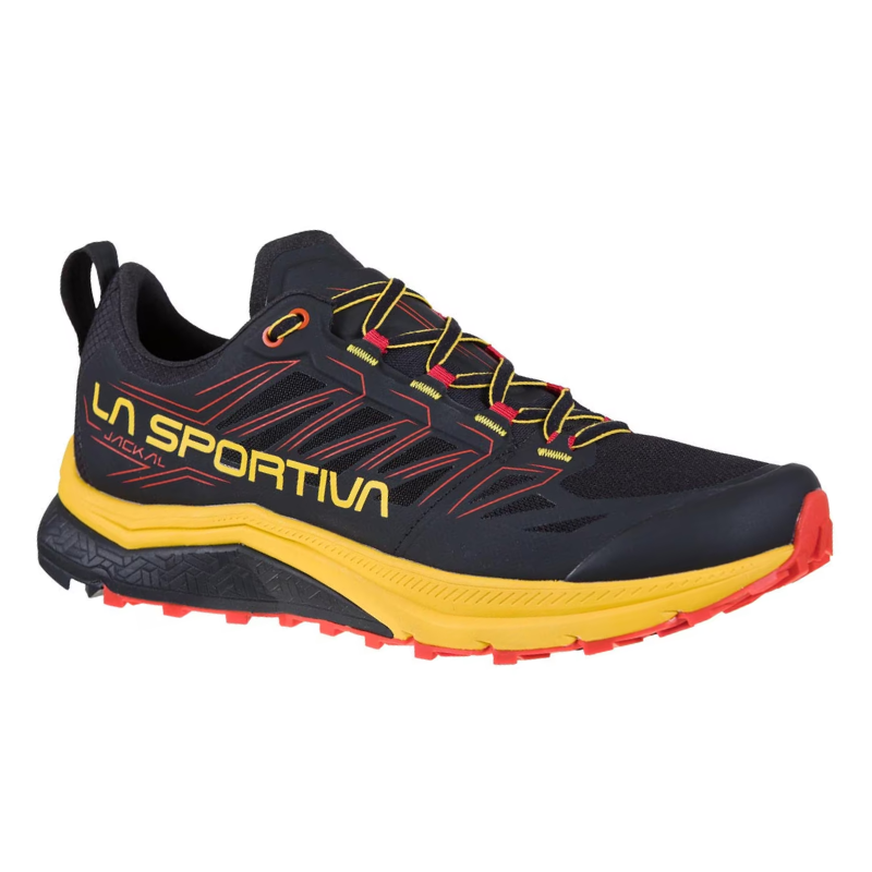 La Sportiva Jackal es una zapatilla para trail running negra y amarilla con detalles en rojo y el logotipo de "La Sportiva". Ofrece una suela de goma texturizada para un agarre excepcional y un interior acolchado para una comodidad suprema.