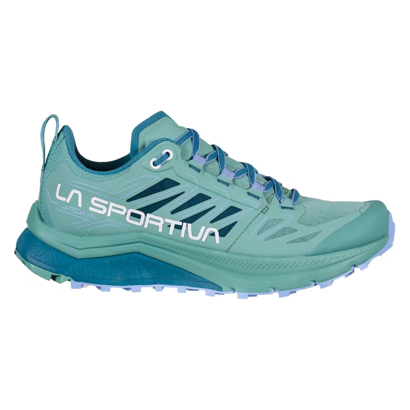 La zapatilla para trail running La Sportiva Jackal Mujer en azul y verde azulado presenta una suela robusta, una parte superior de malla transpirable, cordones estampados y un nombre de marca destacado en el lateral, lo que la hace ideal para terrenos difíciles.