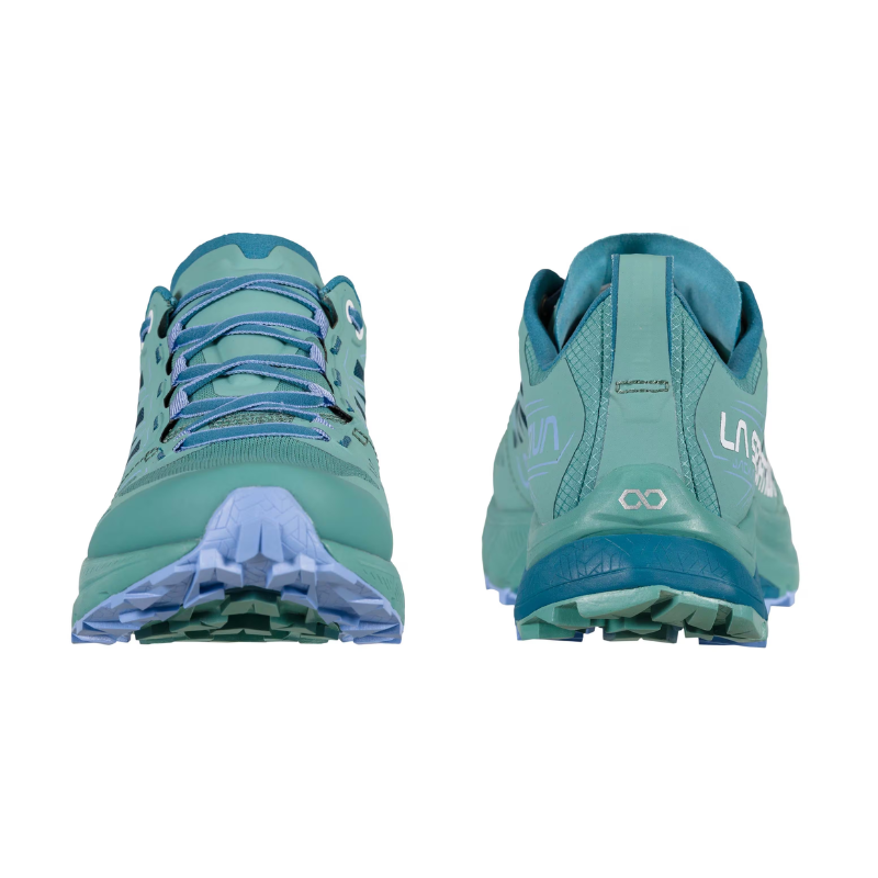 Las fotografías frontal y trasera muestran la zapatilla para correr en montaña La Sportiva Jackal Mujer en color verde azulado con suelas azul pálido, diseño con cordones y logotipos visibles, ideal para aventuras en senderos.