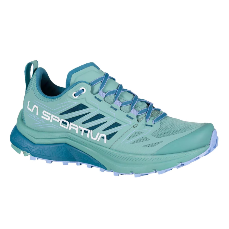 La Sportiva Jackal Mujer es una zapatilla para trail running en color verde azulado y azul claro que presenta una suela resistente, una parte superior de malla transpirable y una lengüeta para tirar del talón. Ideal para actividades al aire libre y trail running.