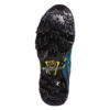 La imagen muestra la suela resistente y texturizada de la zapatilla para correr en montaña La Sportiva Ultra Raptor II, diseñada para un agarre óptimo. De color predominantemente negro con detalles en amarillo y azul, presenta un pequeño logotipo cerca del centro.