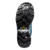 La imagen muestra la suela de La Sportiva Ultra Raptor II Mujer, que destaca un dibujo de banda de rodadura negro y resistente para un agarre superior. Las ranuras y los tacos intrincados se realzan con la marca y los detalles del logotipo en amarillo y blanco en la suela.