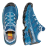 La zapatilla de montaña para correr La Sportiva Ultra Raptor II Mujer, de color azul con detalles en negro y amarillo, se muestra con un zapato visto desde arriba mostrando los cordones y la lengüeta, mientras que el otro se ve de lado para resaltar su nombre de marca y suela texturizada.