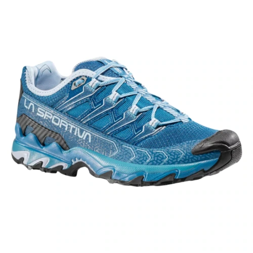 La Sportiva Ultra Raptor II Mujer es una zapatilla para trail running azul y gris con un diseño detallado, que presenta una suela negra resistente, la marca "La Sportiva", cordones azules y malla transpirable para el espíritu aventurero.