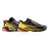 Las zapatillas para trail running La Sportiva Akasha II presentan un diseño negro y amarillo con detalles en rojo, banda de rodadura agresiva y la marca "La Sportiva" en los laterales, mostrando su diseño elegante y suela robusta desde una vista en ángulo.