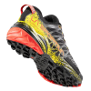 La Sportiva Akasha II es una zapatilla para correr por la montaña en negro, amarillo y rojo. Su banda de rodadura resistente ofrece un agarre inmejorable, mientras que los materiales sintéticos y la malla mejoran la transpirabilidad. El nombre de la marca aparece en el lateral.