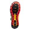 La imagen muestra la banda de rodadura resistente de la Zapatilla de Mountain Running La Sportiva Jackal II BOA, que presenta ranuras angulares para un mejor agarre, adornadas con patrones vibrantes de color rojo, negro y amarillo.