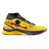 La zapatilla para correr en montaña La Sportiva Jackal II BOA en amarillo presenta detalles en negro y rojo con diales BOA dobles para un ajuste personalizado. Su suela resistente y su parte superior a la altura del tobillo garantizan un excelente soporte y tracción en senderos difíciles.