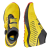 Un par de zapatillas La Sportiva Jackal II BOA en amarillo vibrante con detalles en negro y rojo. Una vista lateral muestra el dibujo de la banda de rodadura, mientras que una vista superior resalta el exclusivo sistema de cierre y los detalles de diseño.