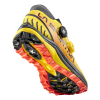La Sportiva Jackal II BOA es una zapatilla de trail amarilla y negra con suela con dibujo de color rojo anaranjado. Incluye un dial de ajuste lateral y presenta la marca "La Sportiva" en la parte inferior y el talón.