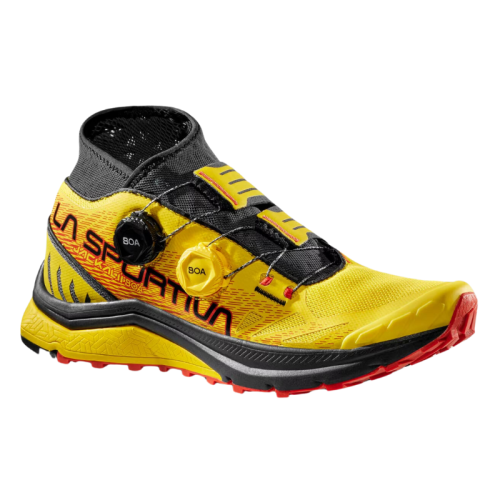 La Sportiva Jackal II BOA es una zapatilla de trail amarilla y negra con tobillo alto, suela roja llamativa, cordones BOA y la marca "La Sportiva" en el lateral para brindar estilo y rendimiento.