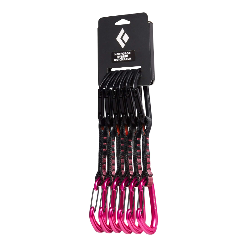 Un paquete de seis cintas exprés Cinta Express de color rosa y negro con mosquetones Black Diamond HotForge Hybrid, unidos a una elegante etiqueta de tarjeta de marca negra.