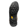 La imagen resalta la suela gris oscuro de la bota de senderismo Zapatilla de Aproximación La Sportiva Boulder X, que presenta múltiples tacos redondos para tracción y un pequeño logotipo amarillo centrado en un fondo blanco.