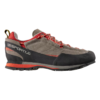 La Sportiva Boulder X es una zapatilla de senderismo gris y negra con cordones rojos, suela de goma resistente, tirador de talón amarillo y presenta el logotipo de La Sportiva en el lateral.