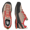 La zapatilla de aproximación La Sportiva Boulder X presenta suelas resistentes y material de gamuza con cordones de color naranja vibrante y un logotipo distintivo en la lengüeta, diseñado para brindar comodidad duradera en aventuras al aire libre.