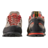 La zapatilla de aproximación La Sportiva Boulder X presenta una vista frontal y trasera con un esquema de colores beige y rojo, suelas negras, cordones rojos y una lengüeta de marca, lo que las hace perfectas para tu próxima aventura.