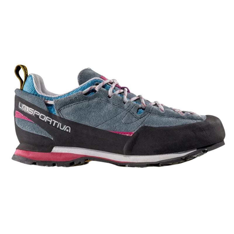 Conoce la Zapatilla de Aproximación La Sportiva Boulder X Mujer, una zapatilla de senderismo azul y negra con detalles en rosa, que presenta una suela texturizada, logotipo lateral, presilla en el talón y costuras intrincadas para una mayor durabilidad.