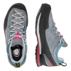 Se muestra un par de zapatos de escalada Zapatilla de Aproximación La Sportiva Boulder X Mujer en color gris con detalles en rosa y azul, uno de lado mostrando la suela y el diseño, y el otro desde arriba resaltando los cordones y los detalles de la lengüeta.
