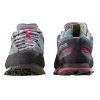 La zapatilla de aproximación La Sportiva Boulder X Mujer presenta un calzado deportivo azul y gris con detalles en rosa y negro. Estos zapatos, que se muestran de adelante hacia atrás, tienen cordones atados y suelas con un diseño de agarre texturizado, que combina estilo y funcionalidad para tus aventuras.