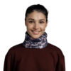 Una persona que lleva una camiseta color granate sonríe a la cámara, con el cuello adornado con una elegante bandana Buff ThermoNet Redloy Pale Pink. El elegante accesorio añade estilo al fondo blanco liso.